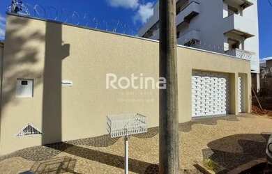 Imagem: A casa possui 3 Dormitórios, 4 Banheiros, 3 Vagas na garagem