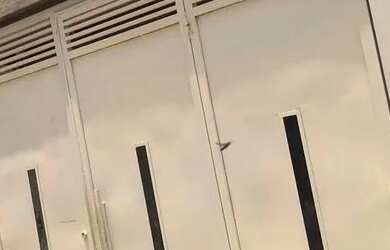 Imagem: A casa possui 3 Dormitórios, 2 Banheiros e 1 Vaga na garagem