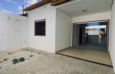 Imagem: A casa possui 3 Dormitórios, 2 Banheiros, 1 Vaga na garagem