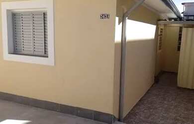 Imagem: A casa possui 1 Dormitório, 1 Banheiro, 1 Vaga na garagem