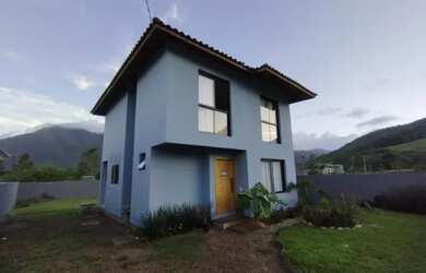 Imagem: A casa possui 3 Dormitórios, 2 Banheiros, 3 Vagas na garagem