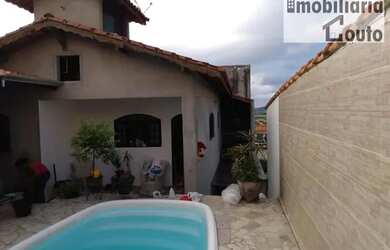 Imagem: A casa possui 3 Dormitórios, 1 Banheiro, 2 Vagas na garagem