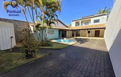 Imagem: A casa possui 3 Dormitórios, 4 Banheiros, 3 Vagas na garagem