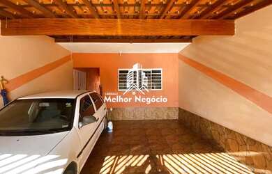 Imagem: A casa possui 3 Dormitórios, 3 Banheiros, 2 Vagas na garagem