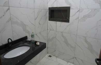 Imagem: A casa possui 3 Dormitórios, 1 Banheiro, 1 Vaga na garagem