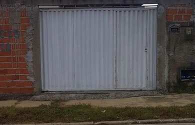 Imagem: A casa possui 3 Dormitórios, 2 Banheiros, 2 Vagas na garagem