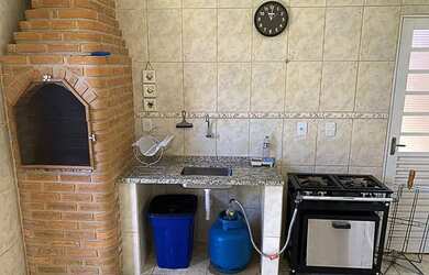 Imagem: A casa possui 3 Dormitórios, 3 Banheiros, 1 Vaga na garagem