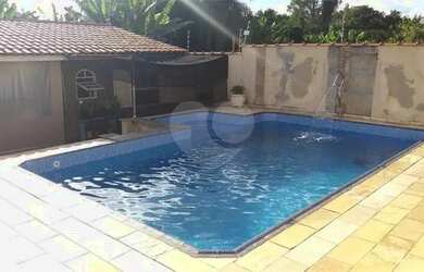 Imagem: A casa possui 4 Dormitórios, 3 Banheiros, 5 Vagas na garagem