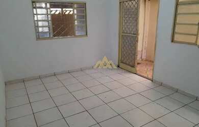 Imagem: A casa possui 3 Dormitórios, 1 Banheiro, 2 Vagas na garagem