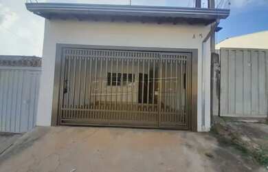 Imagem: A casa possui 2 Dormitórios, 1 Banheiro, 2 Vagas na garagem