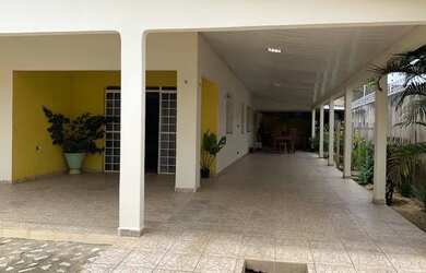 Imagem: A casa possui 3 Dormitórios, 2 Banheiros, 3 Vagas na garagem