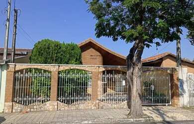 Imagem: A casa possui 3 Dormitórios, 3 Banheiros, 3 Vagas na garagem