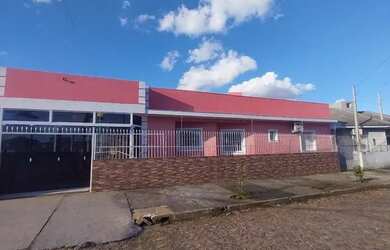 Imagem: A casa possui 2 Dormitórios, 1 Banheiro, 2 Vagas na garagem