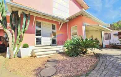 Imagem: A casa possui 4 Dormitórios, 4 Banheiros, 2 Vagas na garagem