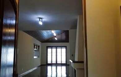 Imagem: A casa possui 3 Dormitórios, 4 Banheiros, 3 Vagas na garagem