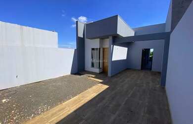 Imagem: A casa possui 3 Dormitórios, 1 Banheiro, 2 Vagas na garagem