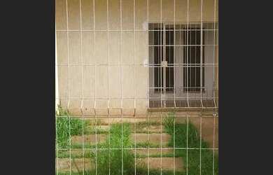 Imagem: A casa possui 3 Dormitórios e 2 Banheiros e está localizado