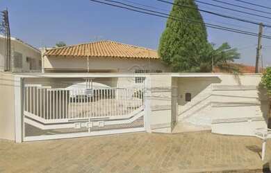 Imagem: A casa possui 3 Dormitórios, 3 Banheiros, 4 Vagas na garagem