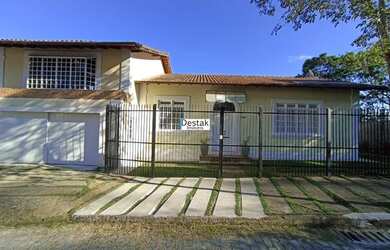 Imagem: A casa possui 5 Dormitórios, 1 Banheiro, 2 Vagas na garagem