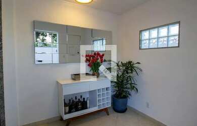 Imagem: A casa possui 3 Dormitórios, 4 Banheiros, 2 Vagas na garagem