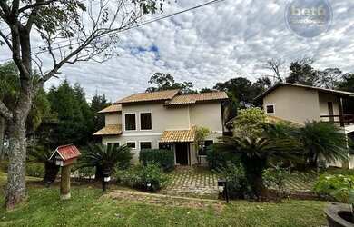 Imagem: A casa possui 5 Dormitórios, 5 Banheiros, 4 Vagas na garagem