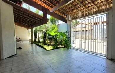 Imagem: A casa possui 5 Dormitórios, 1 Banheiro, 4 Vagas na garagem