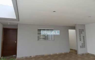 Imagem: A casa possui 3 Dormitórios, 2 Banheiros, 2 Vagas na garagem