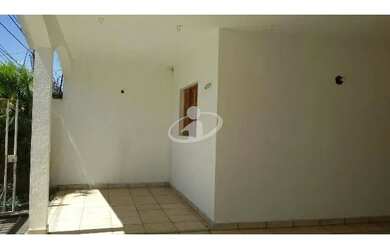 Imagem: A casa possui 3 Dormitórios, 3 Banheiros, 3 Vagas na garagem