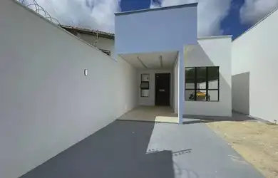 Imagem: A casa possui 3 Dormitórios, 2 Banheiros, 4 Vagas na garagem