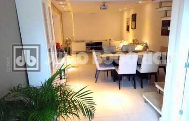 Imagem: A casa em condomínio possui 4 Dormitórios, 5 Banheiros, 4