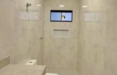 Imagem: A casa possui 3 Dormitórios, 2 Banheiros, 2 Vagas na garagem