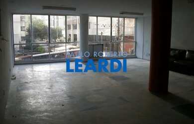 Imagem: O depósito possui 5 Vagas na garagem e 170m² de Área e está