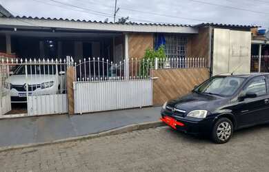 Imagem: A casa possui 3 Dormitórios, 2 Banheiros, 2 Vagas na garagem