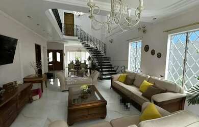 Imagem: A casa possui 4 Dormitórios, 3 Banheiros, 2 Vagas na garagem