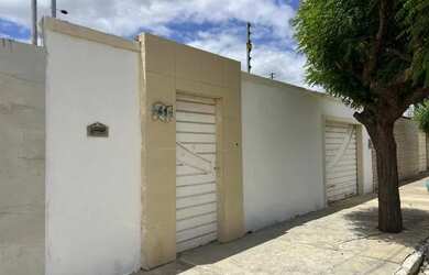 Imagem: A casa possui 2 Dormitórios, 3 Banheiros, 3 Vagas na garagem