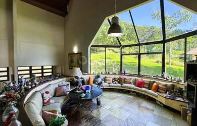 Imagem: A casa possui 4 Dormitórios, 5 Banheiros, 2 Vagas na garagem