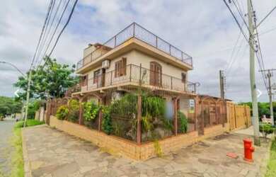 Imagem: A casa possui 3 Dormitórios, 3 Banheiros, 2 Vagas na garagem