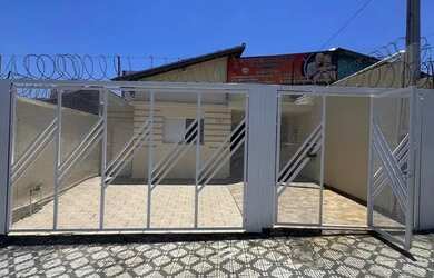 Imagem: A casa possui 2 Dormitórios, 3 Banheiros, 2 Vagas na garagem