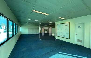 Imagem: O depósito possui 5 Vagas na garagem, 4.368m² de Área e