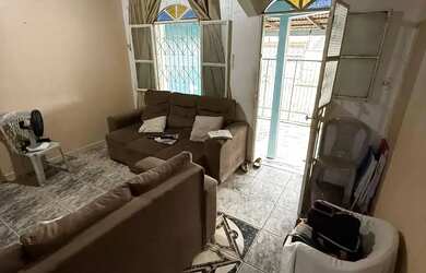 Imagem: A casa possui 2 Dormitórios, 2 Banheiros, 2 Vagas na garagem