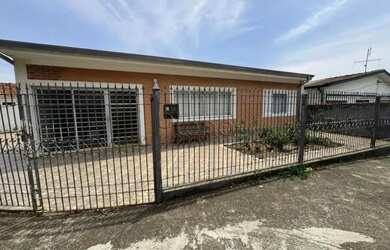 Imagem: A casa possui 3 Dormitórios, 1 Banheiro, 2 Vagas na garagem