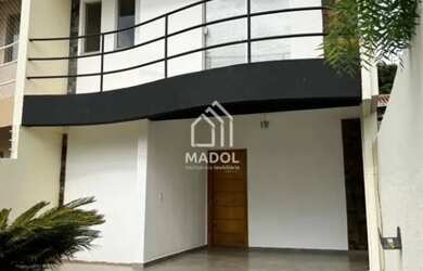 Imagem: A casa possui 4 Dormitórios, 1 Banheiro, 2 Vagas na garagem