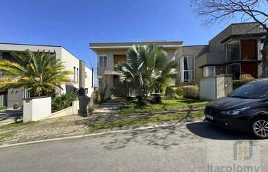 Imagem: A casa em condomínio possui 4 Dormitórios, 5 Banheiros, 4