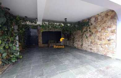 Imagem: A casa possui 3 Dormitórios, 4 Banheiros, 2 Vagas na garagem