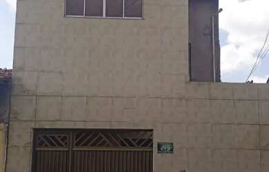 Imagem: A casa possui 3 Dormitórios, 2 Banheiros, 1 Vaga na garagem