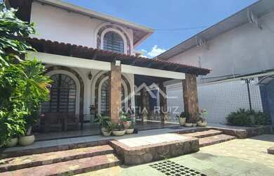 Imagem: A casa possui 4 Dormitórios, 5 Banheiros, 5 Vagas na garagem