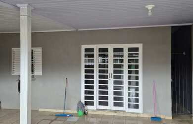 Imagem: A casa possui 3 Dormitórios, 1 Banheiro, 3 Vagas na garagem