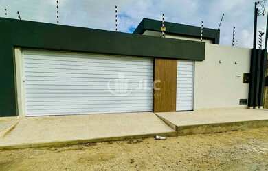 Imagem: A casa possui 3 Dormitórios, 3 Banheiros, 2 Vagas na garagem