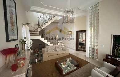 Imagem: A casa possui 3 Dormitórios, 3 Banheiros, 4 Vagas na garagem