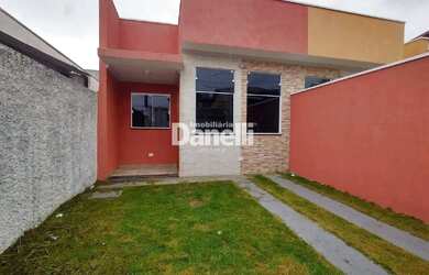 Imagem: A casa possui 3 Dormitórios, 2 Banheiros, 2 Vagas na garagem